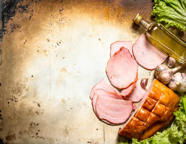 Sarımsak ve otlar ile jambon dilimleri .