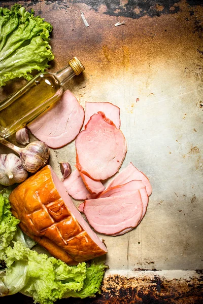 Sarımsak ve otlar ile jambon dilimleri .