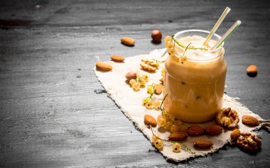 Smoothies fromwhite kuş üzümü ve fındık.