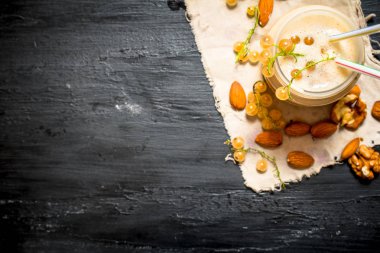 Smoothies fromwhite kuş üzümü ve fındık.