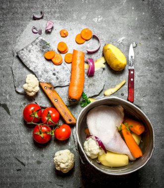 Tavuk çorbası için kesme sebze.