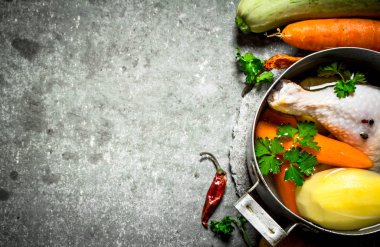 Güzel kokulu tavuk çorbası taze sebze ile hazırlanması