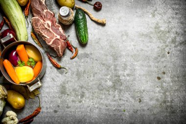 Çorba, sebze, baharatlar ve et için malzemeler.