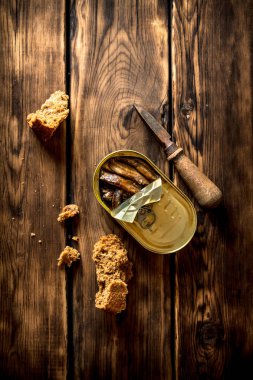 Çavdar ekmeği ile füme hamsi.