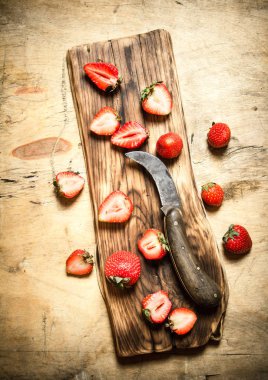 Çilek yönetim kurulu eski bıçakla dilimlenmiş.