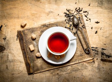 Güçlü aromalı çay şeker kamışı ile.