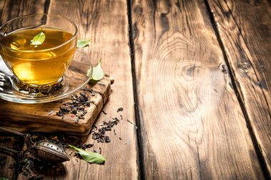 güzel kokulu çay demlik kaşık ile.