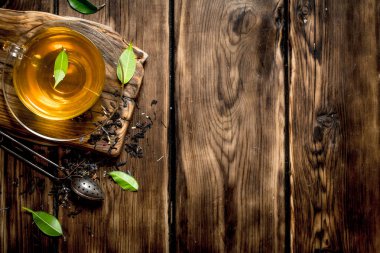 güzel kokulu çay demlik kaşık ile.