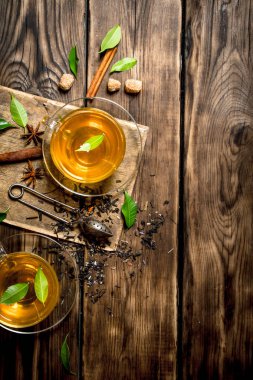 Çay demlik kaşıkla, tarçın ve kahverengi şeker.