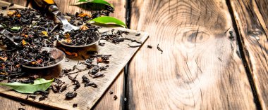 Kuru çay kaşık ile.