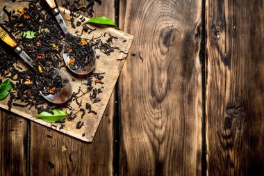 Kuru çay kaşık ile.