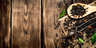 Kuru çay kaşık ile.