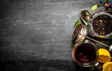 Demlik çay ve limon ile.