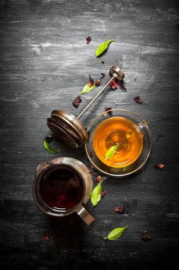 Taze demlenmiş çay yeşil yaprakları ile.