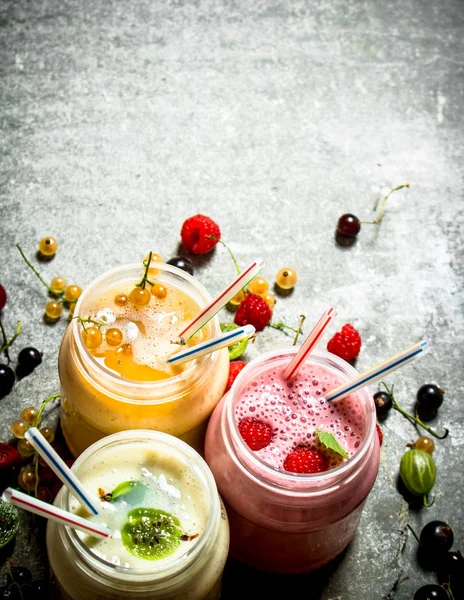 Berry smoothie terbuat dari raspberry, kismis dan gooseberry . — Stok Foto