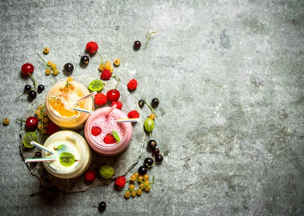 Berry smoothie z malin, porzeczek i agrestu. — Zdjęcie stockowe