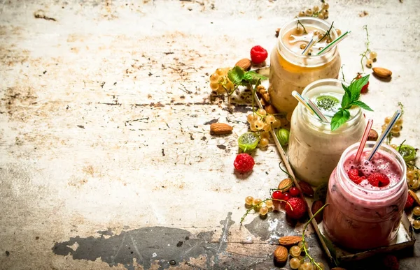 Berry smoothie gjord av vinbär, krusbär och hallon med nötter. — Stockfoto