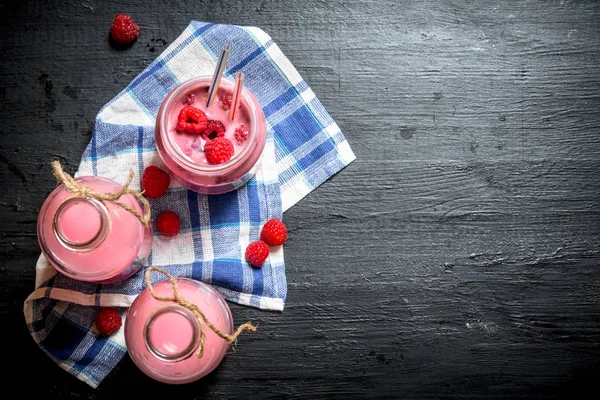 Sumo de framboesa e smoothies  . — Fotografia de Stock