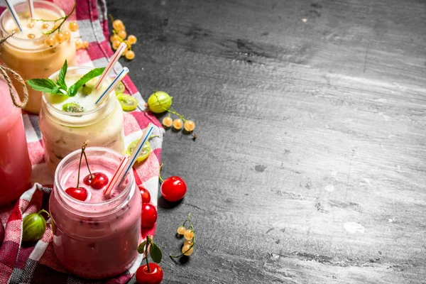 Berry smoothie z miętą. — Zdjęcie stockowe