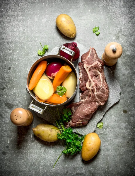 Cocinar sopa con verduras y carne . — Foto de Stock