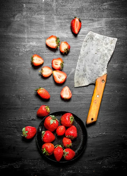 Eski balta ile dilimlenmiş çilek.