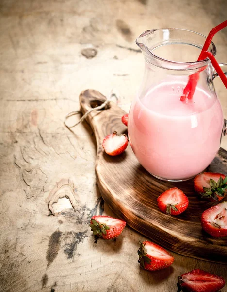 Jugo de fresa en la jarra . —  Fotos de Stock