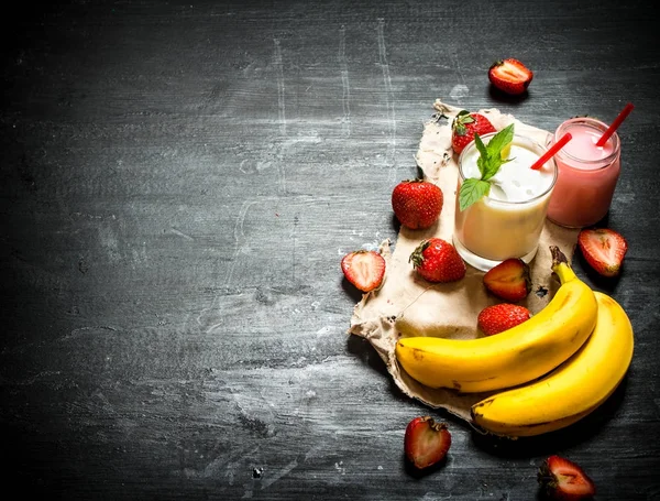Dessert med en jordgubbe smoothie, banan och mynta. — Stockfoto