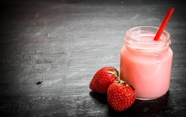 Batido de fresa con bayas . — Foto de Stock