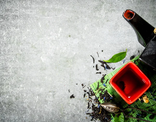 Té fragante con un hervidor de agua . — Foto de Stock