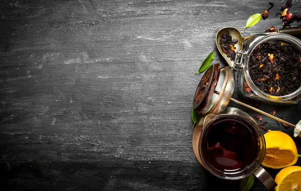 Demlik çay ve limon ile.