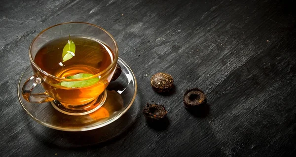 Yeşil yapraklı bir fincan çay.. — Stok fotoğraf