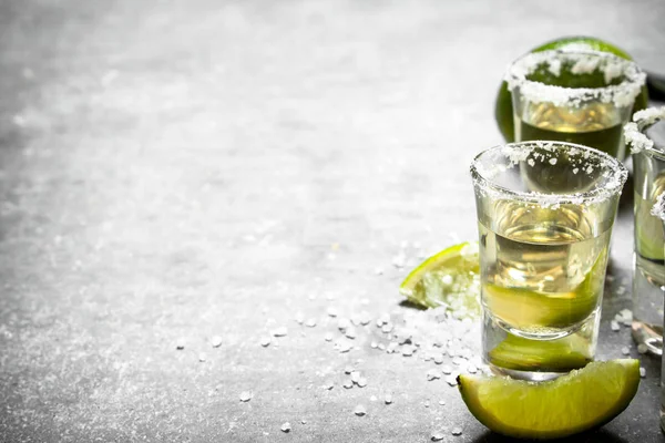 Tequila met limoen en zout. — Stockfoto