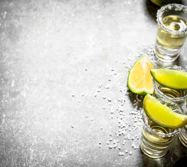 Tequila met limoen en zout. — Stockfoto