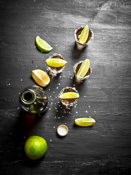 Butelka tequili z kieliszków, limonki i soli. — Zdjęcie stockowe