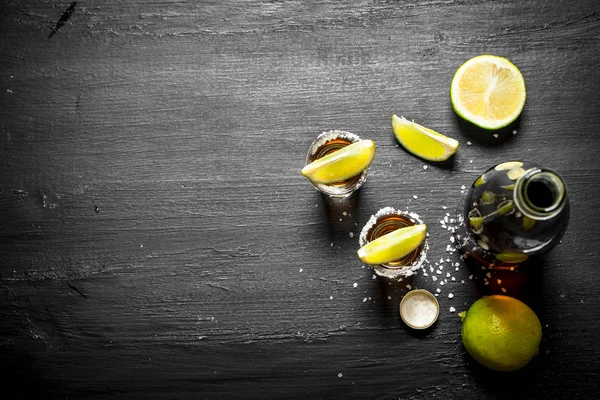 tekila fondip bardakları, taze limon ve tuz ile.