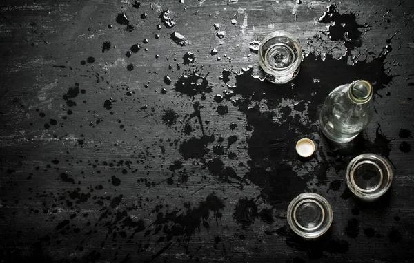 Botella de vodka con vasos de chupito . — Foto de Stock