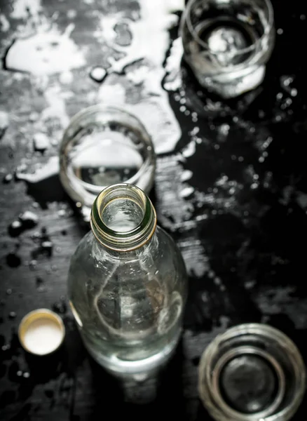 Şişe votkayı fondip bardakları ile.