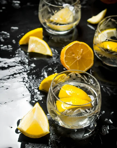 A vodkát és a citromlevet szemüveg. — Stock Fotó
