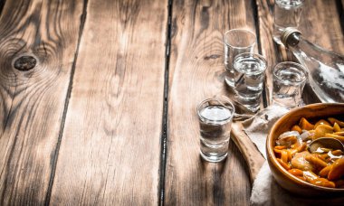 Rus tarzı. Votka salamura mantar ile.