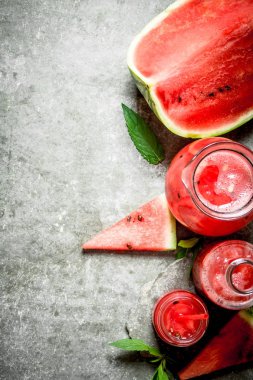 Karpuz suyu nane dalları ile.