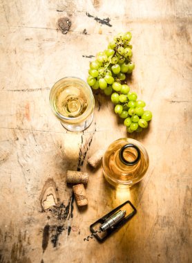 Bir şişe şarapla beyaz üzüm demet