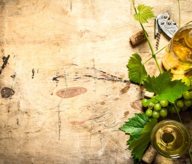 bir asma ile beyaz şarap .