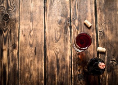 Kırmızı şarap mantarlar ile.