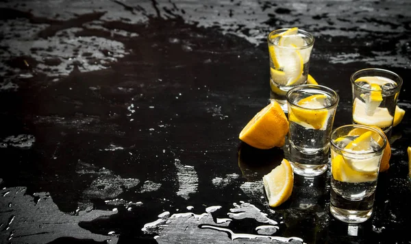 Очки с водкой и лимоном . — стоковое фото