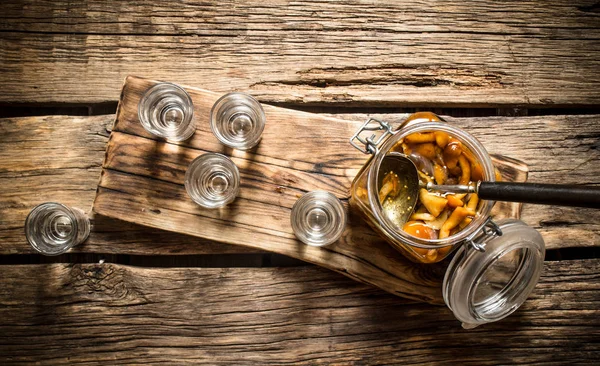 Votka tahtada salamura mantar ile.