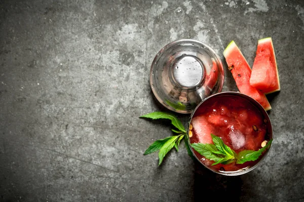 Wassermelonen-Cocktail mit Minze und Eis im Shaker. — Stockfoto