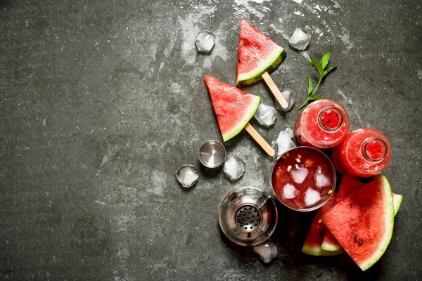 Cóctel de sandía con hielo en una coctelera . —  Fotos de Stock