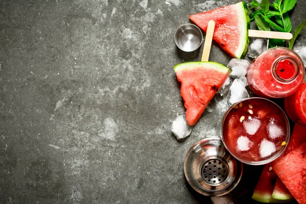 Wassermelonen-Cocktail mit Eis im Shaker. — Stockfoto