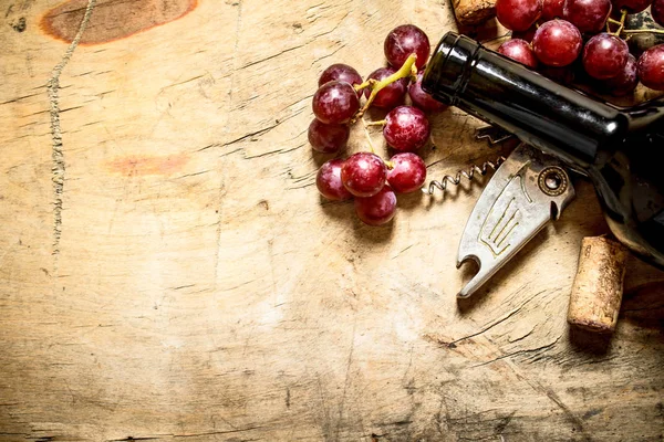 Красное вино с штопор, виноград и пробки . — стоковое фото