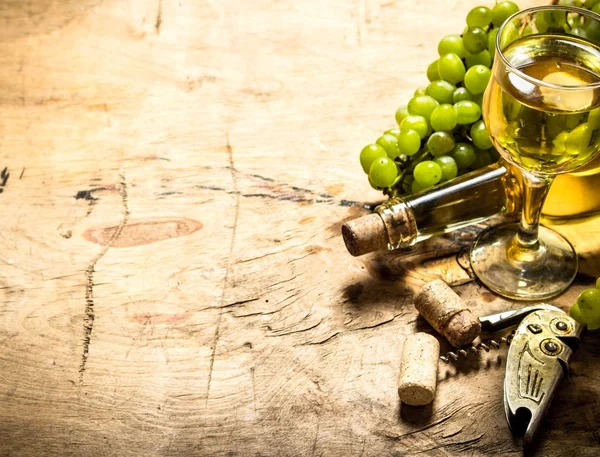 Bando de uvas brancas com vinho, saca-rolhas e rolhas . — Fotografia de Stock